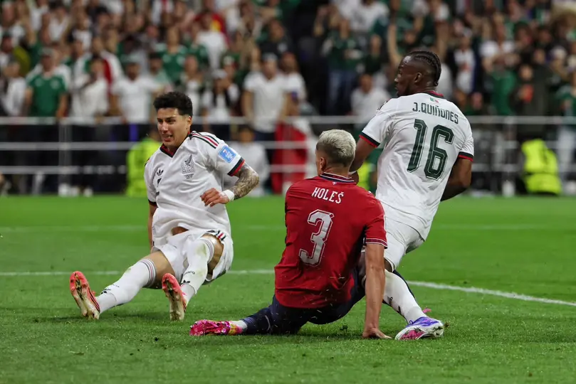 Julián Quiñones empuja el balón para el segundo tanto del Tri | MIGUEL PONTÓN