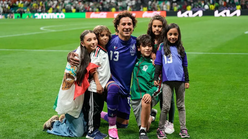 Guillermo Ochoa y su familia | AP