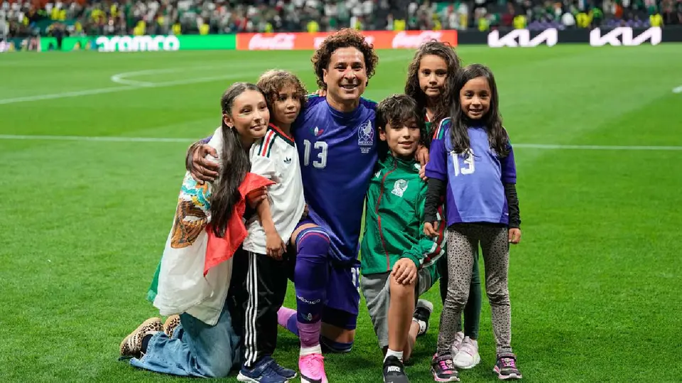 Guillermo Ochoa y su familia | AP