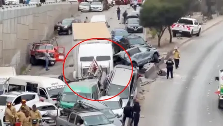 VIDEOS: Tráiler sin frenos provoca carambola con más de 20 vehículos en Tijuana