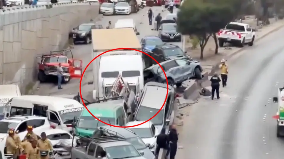 VIDEOS: Tráiler sin frenos provoca carambola con más de 20 vehículos en Tijuana