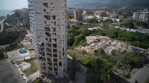 Venezuela mantiene una intensa operación de rescate entre edificios colapsados / AP