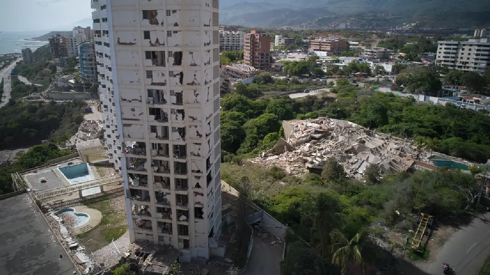 Venezuela mantiene una intensa operación de rescate entre edificios colapsados / AP