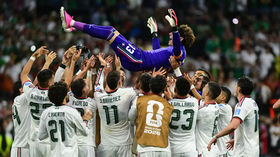 Jugadores de la Selección Mexicana levantan por los aires al arquero nacional al final del juego| MEXSPORT