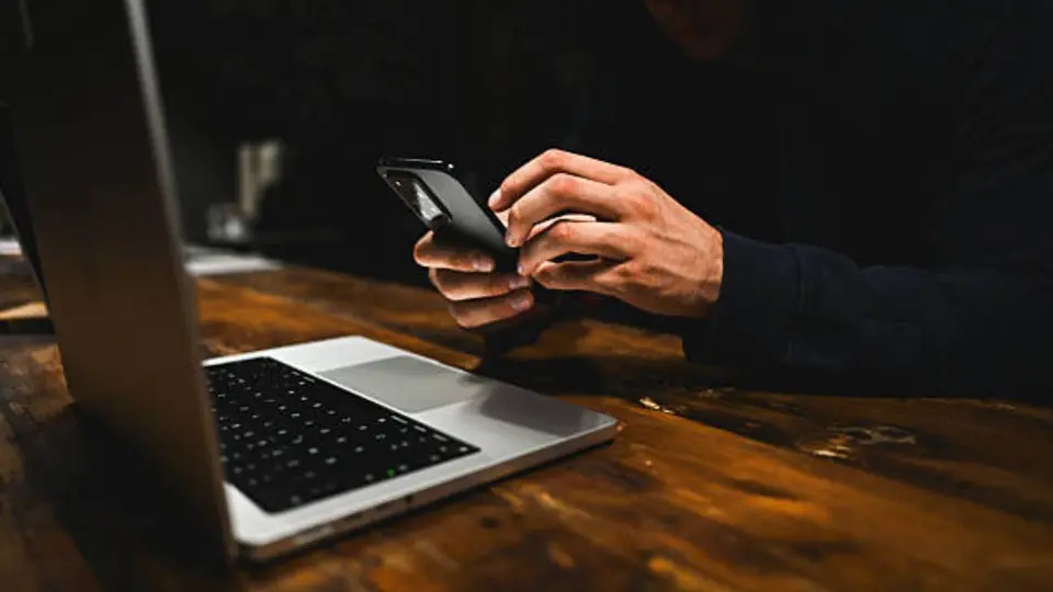 Los ciberdelincuentes utilizan sitios web falsos y ofertas engañosas para obtener datos personales y bancarios de usuarios. / iStock