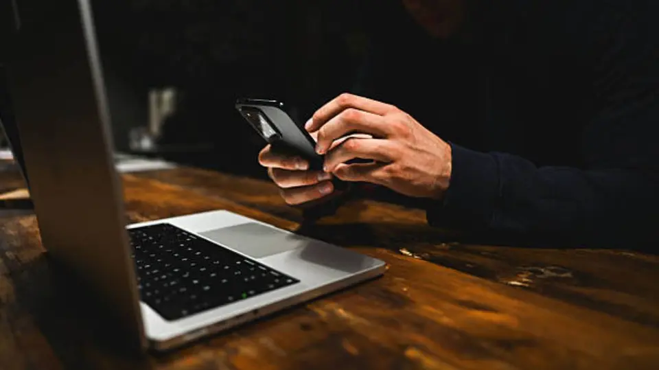 Los ciberdelincuentes utilizan sitios web falsos y ofertas engañosas para obtener datos personales y bancarios de usuarios. / iStock