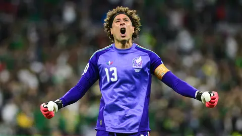 Guillermo Ochoa entra de cambio contra Chequia y hace historia en la Copa del Mundo