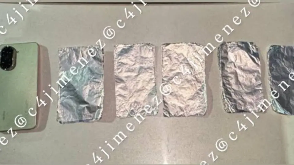 El celular fue encontrado envuelto en papel aluminio. / @c4jimenez