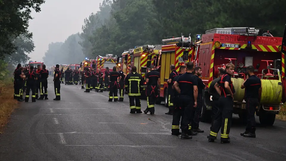 Los gobiernos están enviando todos sus equipos para frenar el fuego / AP