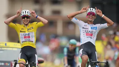 ¡Emotivo! Campeón del Tour de France se rinde ante Isaac del Toro