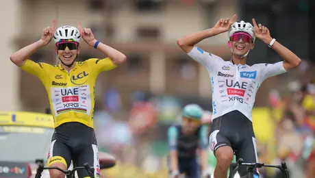 ¡Emotivo! Campeón del Tour de France se rinde ante Isaac del Toro