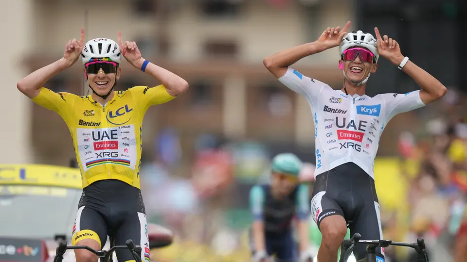 ¡Emotivo! Campeón del Tour de France se rinde ante Isaac del Toro