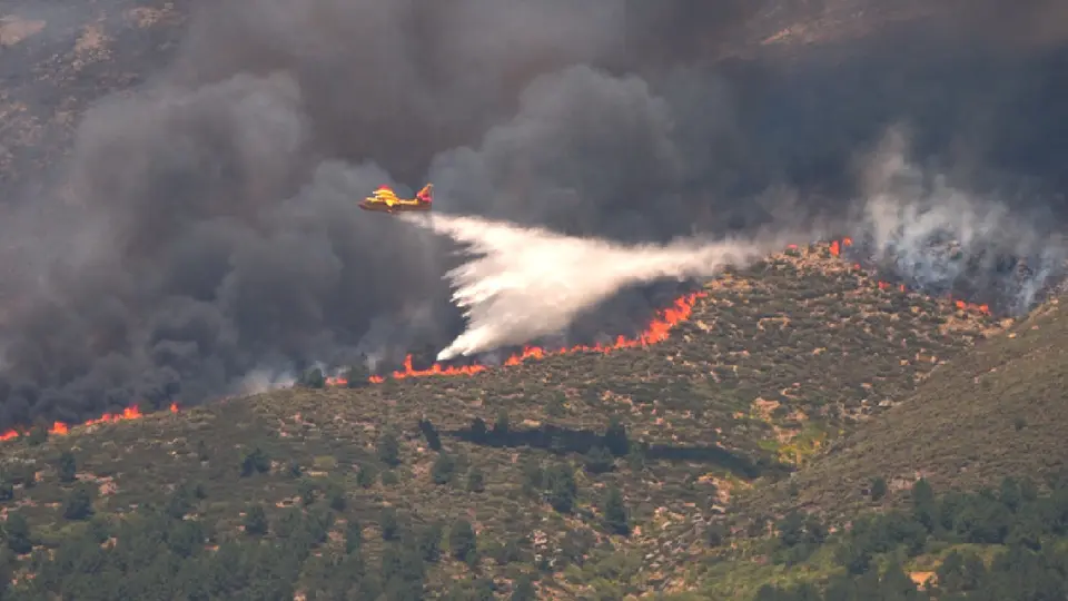 Las temperaturas extremas, sequía prolongada y fuertes vientos, hicieron que el fuego se expandiera / AP