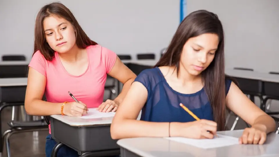 La Universidad informó que la vigilancia estuvo a cargo de personal universitario, con apoyo de herramientas de IA / Magnific