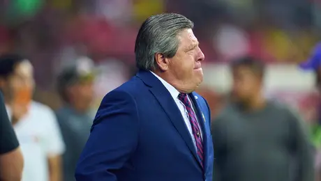 Abuchean a Miguel Herrera previo al Atlante vs América