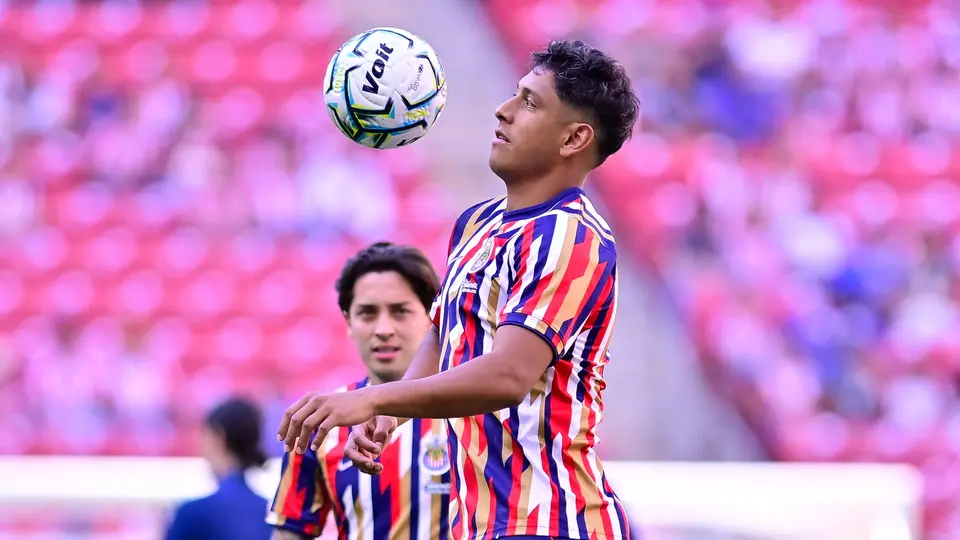 Luis Romo en calentamiento con Chivas | Mexsport