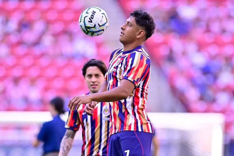Luis Romo en calentamiento con Chivas | Mexsport