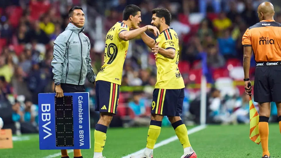 Henry Martín sale de cambio | MEXSPORT