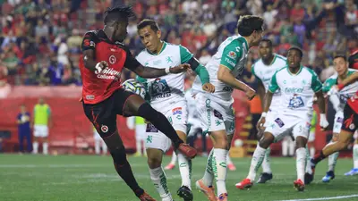 ¡Aparatoso susto! Violento choque de cabezas paraliza el Xolos vs León
