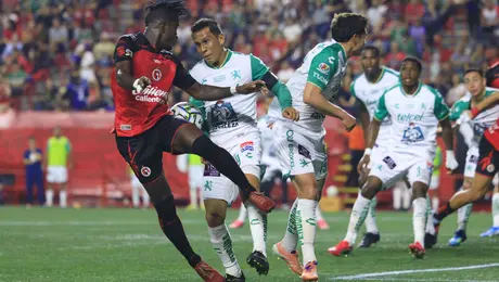 ¡Aparatoso susto! Violento choque de cabezas paraliza el Xolos vs León