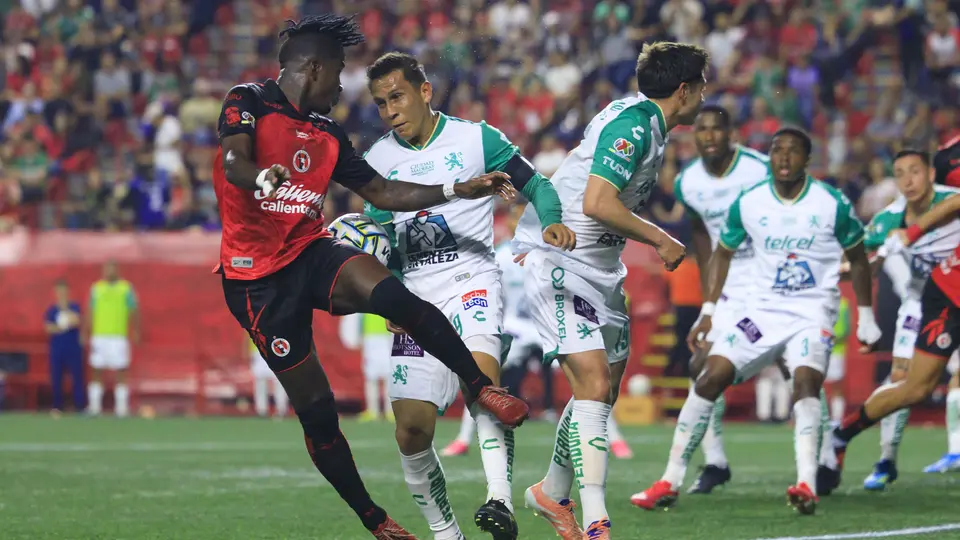 ¡Aparatoso susto! Violento choque de cabezas paraliza el Xolos vs León