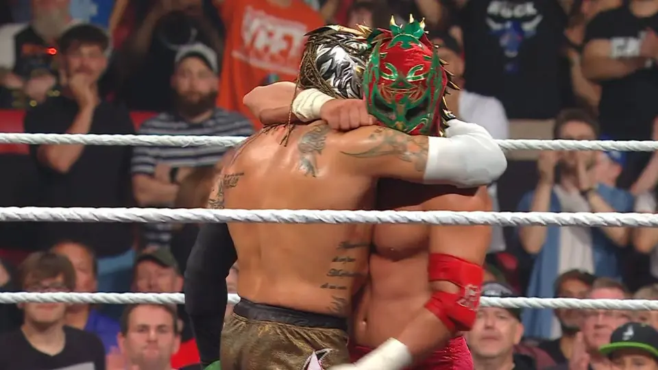 Abrazo entre Rey Fénix y Dragon Lee | Captura de pantalla