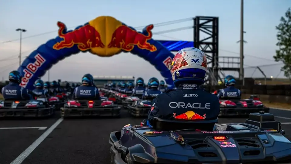 Max Verstappen vs. 100 pilotos | Red Bull