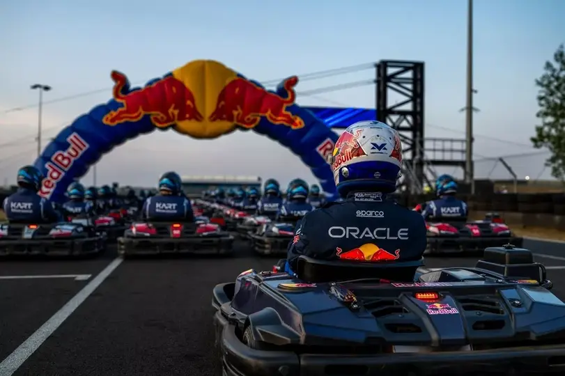 Max Verstappen vs. 100 pilotos | Red Bull