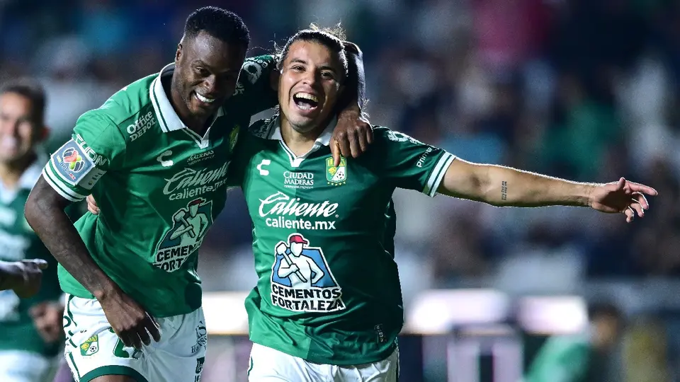 Stiven Barreiro celebrando una anotación junto con Bryan Colula | MEXSPORT