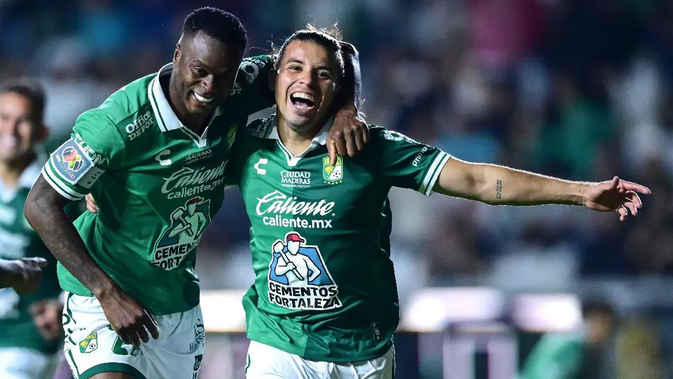 Stiven Barreiro celebrando una anotación junto con Bryan Colula | MEXSPORT