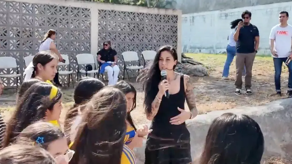 Jenni Hermoso en un evento tras donar un espacio deportivo para niñas | CAPTURA DE PANTALLA