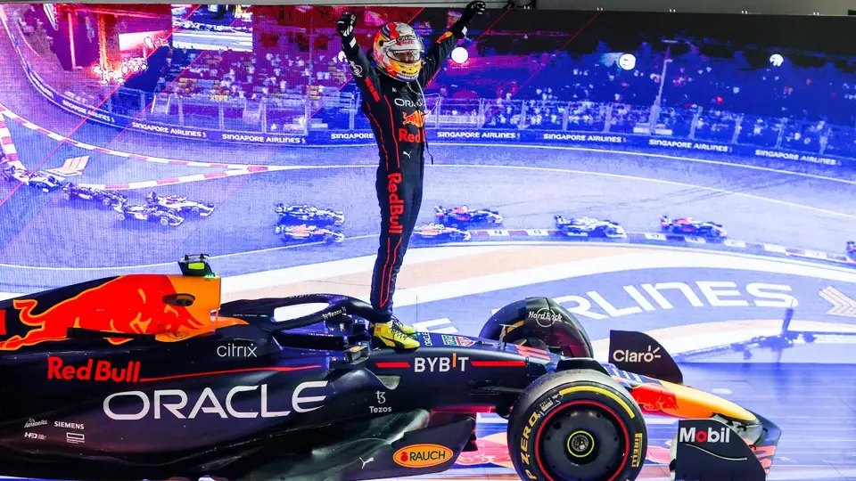 Checo Pérez celebra su victoria en el Gran Premio de Singapur | RED BULL