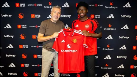 Manchester United abre la cartera para fichar al mediocampista Carlos Baleba
