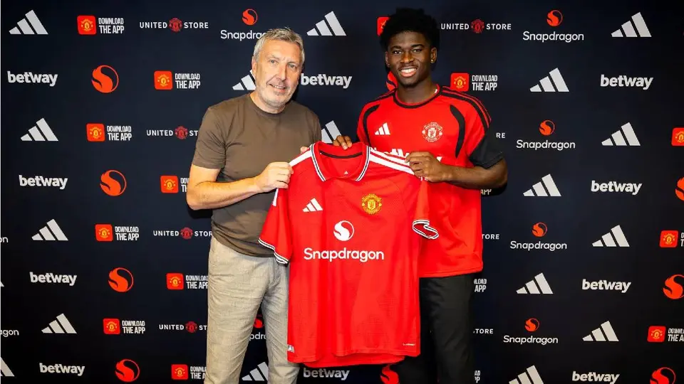 Manchester United abre la cartera para fichar al mediocampista Carlos Baleba