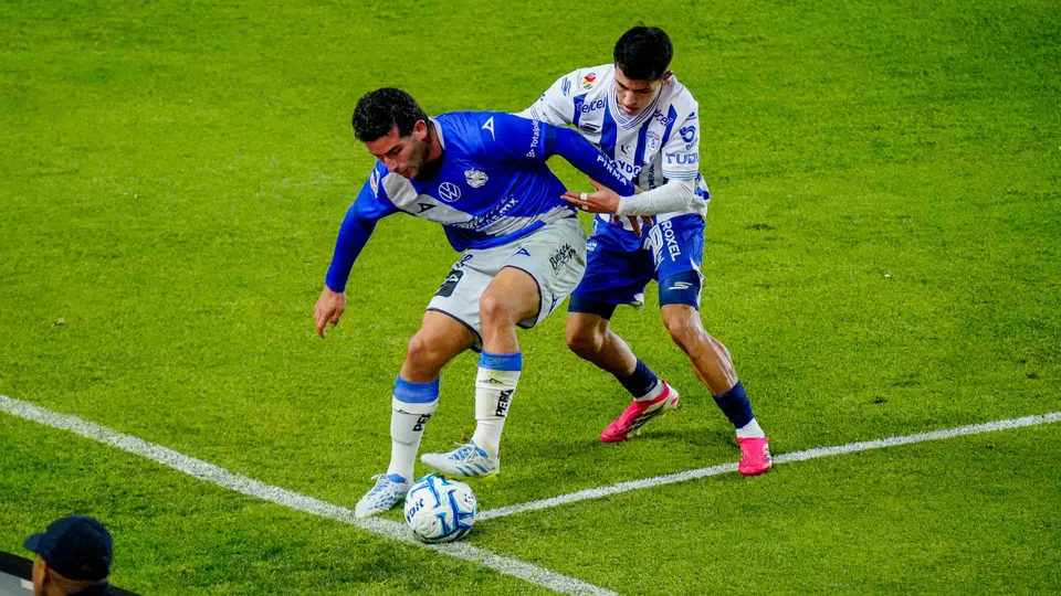Eduadro Mustre peleando un balón en el duelo ante Pachuca | Imago7