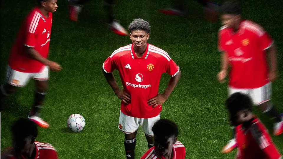 Carlos Baleba se une al Manchester United | X @ManUtd