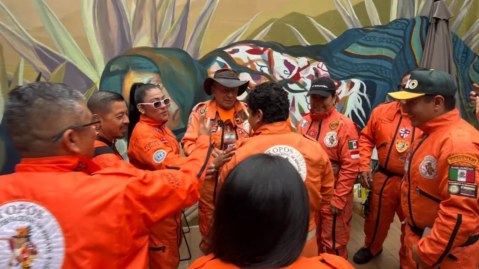 La brigada mexicana fue recibida entre aplausos en el Aeropuerto Internacional de la Ciudad de México./ Georgina Sánchez