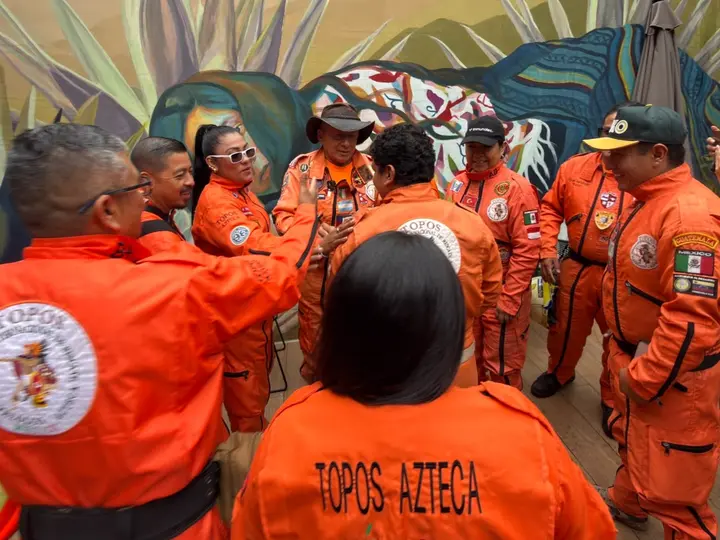 La brigada mexicana fue recibida entre aplausos en el Aeropuerto Internacional de la Ciudad de México./ Georgina Sánchez