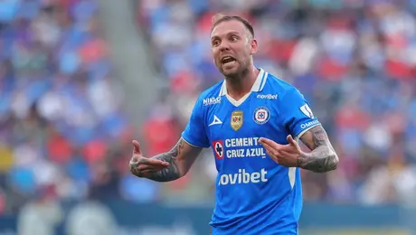 ¡Y un día volvió! Carlos Rotondi reaparece con Cruz Azul en el Clásico Joven