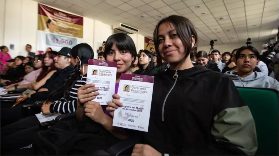 La Beca Gertrudis Bocanegra busca apoyar a jóvenes que enfrentan dificultades económicas para cubrir sus traslados hacia sus centros de estudio / Gob Mx