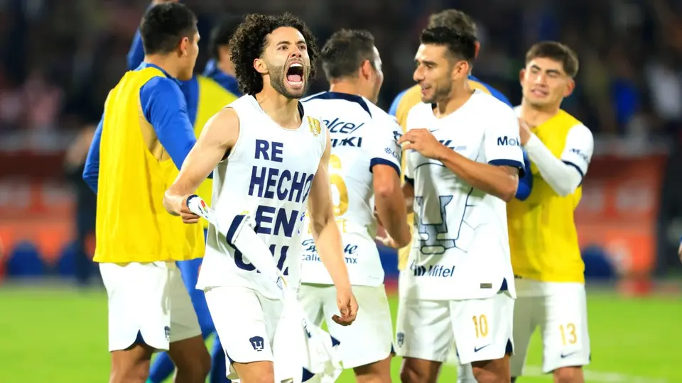 'Chino' Huerta festeja con sus compañeros de Pumas | IMAGO 7