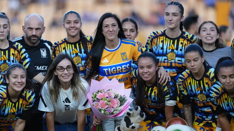 Jenni Hermoso con sus compañeras en su despedida de Tigres | IMAGO 7