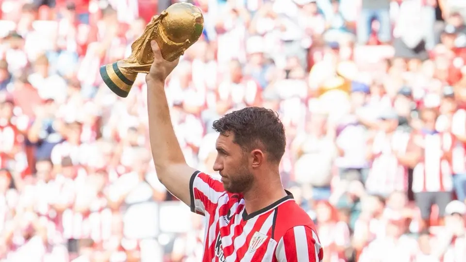 Aymeric Laporte enseñando la Copa del Mundo en San Mamés | IG: @athleticclub