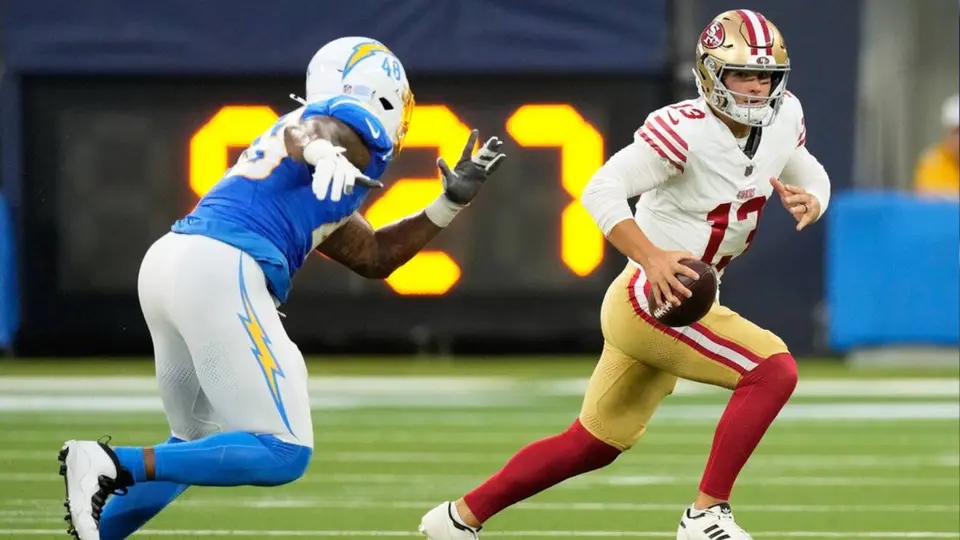Brock Purdy en un duelo ante Chargers | AP