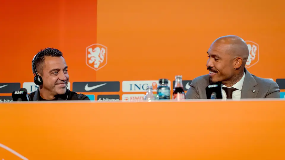 Xavi y Nigel de Jong en la presentación oficial del entrenador | IG: @nigeldejong