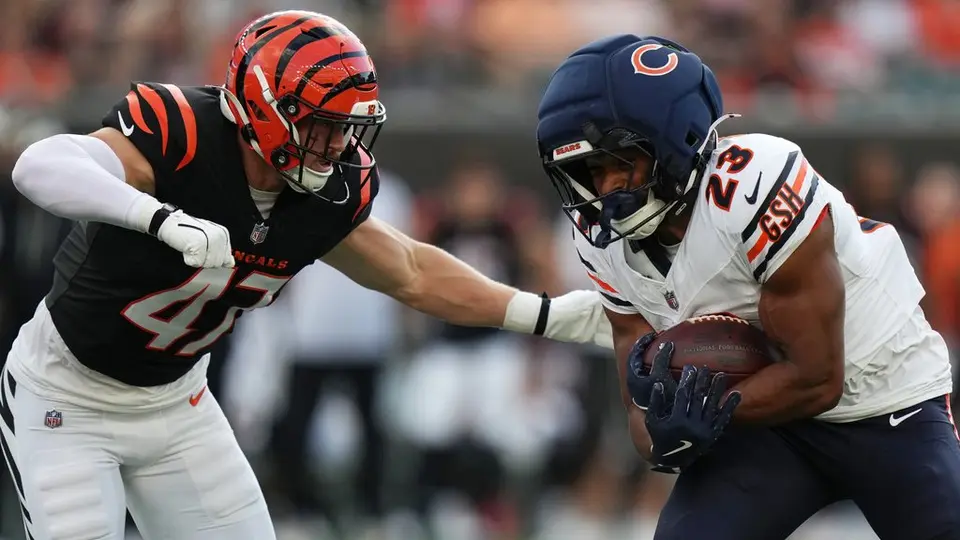 Swayze Bozeman de los Bengals y Roschon Johnson de los Bears en partido de postemporada | AP