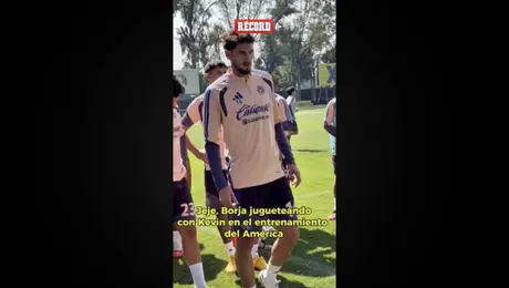 Miguel Borja juega con Kevin Álvarez en entrenamiento