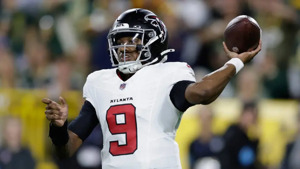 Michael Penix Jr, QB de los Falcons, lanzando un pase ante los Packers | AP
