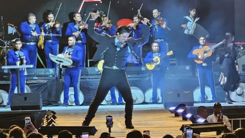Alex Fernández reveló que enfrentó al mismo tiempo influenza y salmonela / FB: @AlexFdezMusica