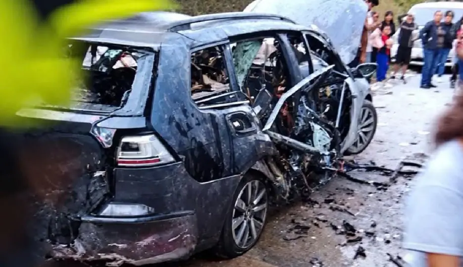 El vehículo quedó destruido tras la explosión de pirotecnia / Especial